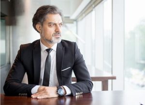 Unternehmer reflektiert strategische Entscheidungen im Unternehmen