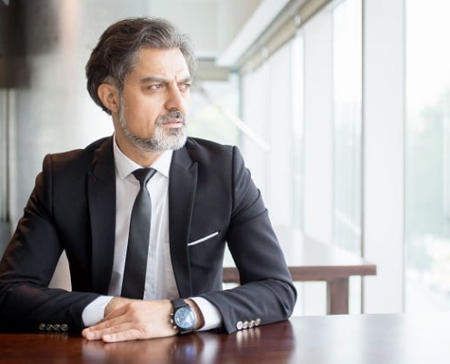 Unternehmer reflektiert strategische Entscheidungen im Unternehmen